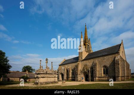 Chapelle gothique avec le plus vieux calvaire de Bretagne, Notre-Dame de Tronoën, près de Penmarc'h, Finistère, Bretagne, France Banque D'Images