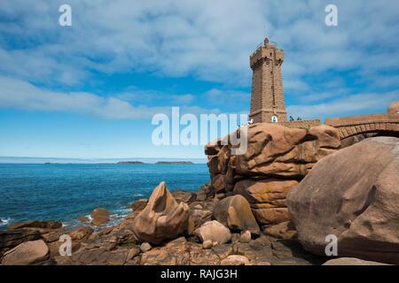 Les roches de granit et de Phare, phare de Ploumanac'h ou phare de dire Ruz, Côte de Granit rose, Perros-Guirec, Bretagne, France Banque D'Images