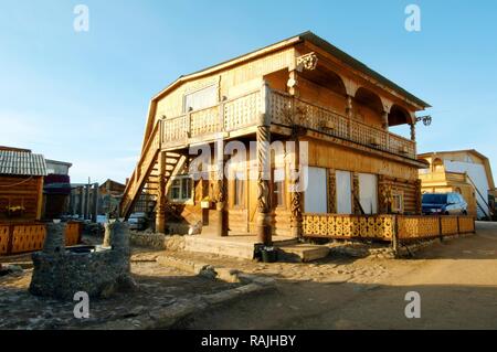 Manoir en bois sur le lac Baïkal, l'île Olkhon, la Sibérie, la Russie, l'Eurasie Banque D'Images