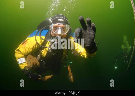 Diver donnant l'OK-sign, Odessa, Mer Noire, Ukraine, Europe de l'Est Banque D'Images