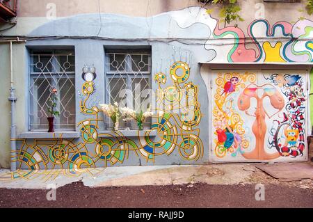 Cour peintes de couleurs vives, Odessa, Ukraine, Europe de l'Est Banque D'Images