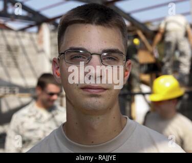 U.S. Air Force, Dylan Tettemer Navigant de première classe, de MT. Laurel, NEW YORK., avec le 35e Escadron de génie civil, regarde les membres de construire une bibliothèque à l'école Ban Non Lueam Korat, province, en Thaïlande, au cours de l'exercice Gold Cobra, 7 février 2017. Gold Cobra, dans sa 36e version, l'accent sur l'action civique humanitaire (HCA), l'engagement communautaire et des activités médicales à l'appui des besoins et l'intérêt humanitaire des populations civiles de la région. Banque D'Images