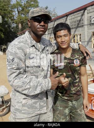 U.S Airforce, d'un membre de la 2e classe Romello Barbour, de Baltimore, Md., avec le 35e Escadron de génie civil, et un membre de l'Armée royale thaïlandaise regardent le service multinational membres construire une bibliothèque à l'école Ban Non Lueam Korat, province, en Thaïlande, au cours de l'exercice Gold Cobra, 7 février 2017. Gold Cobra, dans sa 36e version, l'accent sur l'action civique humanitaire (HCA), l'engagement communautaire et des activités médicales à l'appui des besoins et l'intérêt humanitaire des populations civiles de la région. Banque D'Images