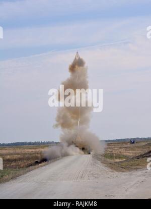 A M1 Assault Breacher véhicule du 10e bataillon du génie une ligne de déminage inerte à l'accusation de violer un obstacle lors d'une société d'exercice interarmes Live-Fire à Fort Stewart, en Géorgie le 4 février 2017. Banque D'Images
