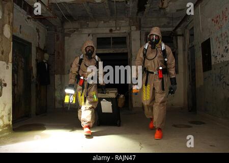 Le s.. Patrick McCoy (à gauche) et le Sgt. Brady avec le Aaron 41e équipe de soutien Civil recherche d'une menace biologique présumés au cours d'un exercice sur les matières dangereuses utilisées au Waverly Hills Sanatorium à Louisville, Ky., 7 février 2016. L'équipe a utilisé le site historique comme un lieu approprié pour une mission avec une faible visibilité et communication limitée dans un environnement inconnu. Banque D'Images