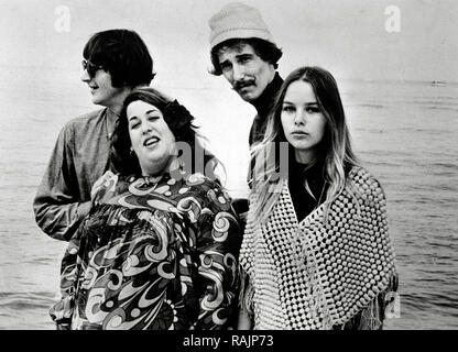 Publicité photo de John Phillips, Phillips Michell, Mama Cass Elliot, Denny Doherty (le 113), vers 1969 Référence de fichier #  33636 1000 THA Banque D'Images