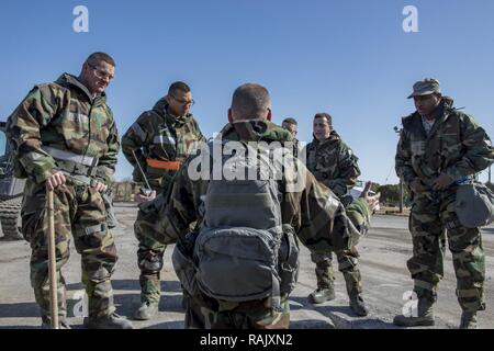 Aviateurs, avec le 374e Escadron de génie civil discuter des réalisations après une réparation rapide des dommages d'aviation 8 février de l'exercice 2017, à Yokota Air Base, le Japon. 21 374 aviateurs de la SCÉ a participé à l'exercice RADR. Banque D'Images