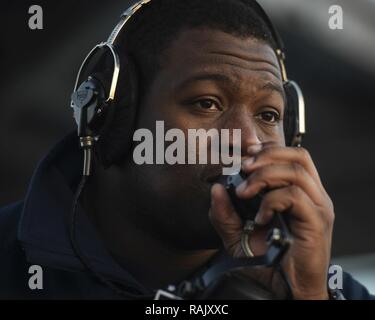 SAN DIEGO, (fév. 8, 2017) 3ème classe Spécialiste des opérations Preston Butts, de Ft. Worth, Texas, parle dans un téléphone d'un son sur l'île du porte-avions USS Nimitz (CVN 68), alors que le navire se prépare à obtenir en cours. Nimitz est actuellement en cours en préparation pour le Conseil d'inspection et d'enquête (INSURV) menant à un déploiement de 2017. Banque D'Images