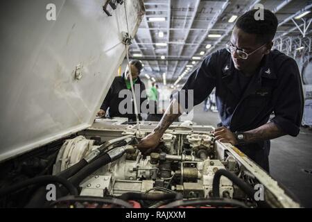 L'OCÉAN ATLANTIQUE (7 févr. 2017) Technicien d'équipement de soutien à l'Aviation 3ème classe Miguel Hardy, de Ft. Worth, Texas, mène des opérations de maintenance sur un tracteur à poste de pilotage dans la zone du porte-avions USS Dwight D. Eisenhower (CVN 69) (Ike). Ike est actuellement à des qualifications d'un porte-avions au cours de la phase de maintien en puissance de la flotte (Plan d'intervention optimisés OFRP). Banque D'Images