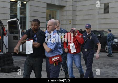 ANNAPOLIS, Maryland (fév. 8, 2017) Washington District Naval de première intervention contre l'incendie et d'urgence et Service des incendies du comté de Anne Arundel escort "victimes" d'ambulances à l'extérieur de Bancroft Hall lors d'un "Tireur actif" percer à l'académie navale des États-Unis au cours de l'exercice annuel de l'Curtain-Citadel 2017 Solide bouclier. Curtain-Citadel Solide bouclier est un exercice annuel qui évalue l'état de préparation des forces de sécurité de la Marine et d'assurer une interopérabilité transparente entre les commandes, d'autres services, et les partenaires de l'agence. Banque D'Images