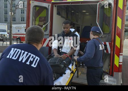 ANNAPOLIS, Maryland (fév. 8, 2017) Les premiers intervenants District naval de Washington et de l'incendie et d'urgence Service des incendies du comté de Anne Arundel charger une "victime" dans une ambulance à l'extérieur de Bancroft Hall lors d'un "Tireur actif" percer à l'académie navale des États-Unis au cours de l'exercice annuel de l'Curtain-Citadel 2017 Solide bouclier. Curtain-Citadel Solide bouclier est un exercice annuel qui évalue l'état de préparation des forces de sécurité de la Marine et d'assurer une interopérabilité transparente entre les commandes, d'autres services, et les partenaires de l'agence. Banque D'Images