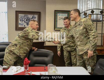 Le général Troy D. Kok, commandant de la 99e Commandement du soutien régional basé à Joint Base McGuire-Dix-Lakehurst, serre la main avec le colonel Bryan J. Laske, le commandant de la garnison de Fort Drum 8 février à Buster's Brew Pub sur l'après. Banque D'Images