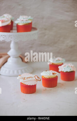 Décorées avec des petits gâteaux fondants. Valentine sweet love cupcake on table sur un fond clair Banque D'Images
