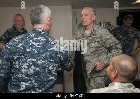 SANTA RITA, Guam (fév. 8, 2017) U.S. Air Force colonel Steven Patrick "Pat" McCain, Pacific Air Forces Command aumônier, serre la main avec le Cmdr. Ed Callahan, directeur général de l'appel d'offres sous-marin USS Frank (40), avant l'entraînement avec la région mixte Marianas (JRM) en matière de religion, de l'équipe le 8 février. L'équipe de ministère religieux JRM tient tous les mois une formation conjointe d'accroître l'état de préparation de la mission. Frank est l'un des deux sous-marins déployés aux États-Unis offres 7e flotte domaine des opérations et l'entretien et le soutien des forces navales américaines déployées sous-marins et navires de surface i Banque D'Images