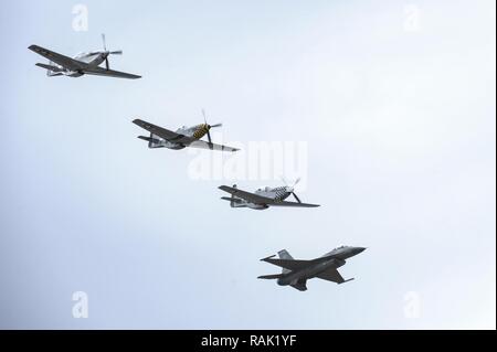 Un U.S. Air Force F-16C Fighting Falcon, deux P-51 Mustang et un TF-51 Mustang volent en formation au cours de l'Entraînement en vol et du patrimoine 2017 Certification Course à la base aérienne Davis-Monthan Air Force Base, en Arizona, le 12 février 2017. L'avion historique inclus le P-51 et T-51 Mustang, le P-40 Warhawk, le P-38 Lightning, le P-47 Thunderbolt, le T-33 Shooting Star et le F-86 Sabre. Banque D'Images