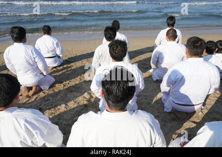 Arts martiaux, karaté japonais assis à la plage spirituelle Banque D'Images