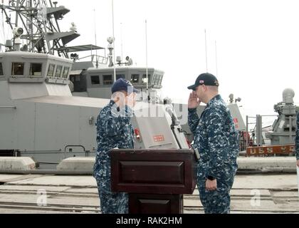 La base navale américaine de Bahreïn (fév. 12, 2017) à partir de la gauche, le lieutenant Cmdr. Richard Zamberlan salue le lieutenant Cmdr. William Stewart, élimination Zamberlan comme commandant de la patrouille côtière Cyclone-class USS Squall (PC 7) au cours du grain cérémonie de passation de commandement tenue sur le quai à la base navale américaine de Bahreïn. L'Escadron de patrouille côtière, laquelle Squall est attribuée, a pour mission de mener des patrouilles côtières, les opérations de sécurité maritime, la protection de l'unité de valeur élevée, la protection de l'infrastructure maritime, les opérations d'interception maritime, et l'appui d'opérations spéciales à l'appui de U.S. Naval forc Banque D'Images