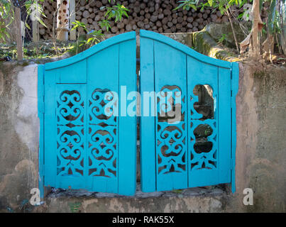 Ancien Bleu double porte en bois dans un parc. Banque D'Images