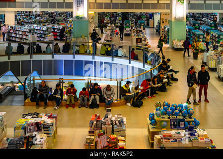 Lecteurs chinois lire des livres dans une grande librairie à Shenzhen, Chine Banque D'Images