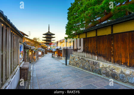 La Pagode Yasaka avec Sunrise. à Kyoto, Japon.Cette pagode est une pagode à cinq étages.C'est le dernier vestige du Temple. Hokanji Banque D'Images