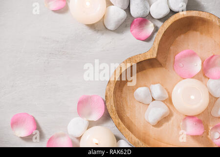 Paramètres de Spa avec des roses. Thème Spa avec des bougies et des fleurs sur la table. Banque D'Images