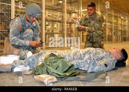 La CPS. Kenny Ochoa, 481ème Compagnie de transport, Port Hueneme, Californie, effectue des techniques de combat pendant son cours sauveteur à la concurrence à un concours de meilleur guerrier à la George W. Dunaway Réserve de l'Armée Centre à Sloan, Nevada 7-9 février. Le meilleur guerrier concours est un concours annuel supervisé par le ministère de l'armée comme un moyen d'identification et de reconnaissance de soldats d'active, les opérations spéciales, Garde nationale et la réserve de l'armée des États-Unis. Banque D'Images