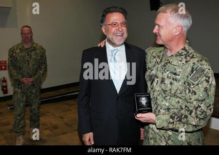 NORCO, Californie (fév. 10, 2017) Vice-amiral. Tom Rowden, commandant de la marine, des forces de surface, félicite Gus Zakka, bénéficiaire de l'Aaron B. Compétences Award, lors de sa visite à Naval Surface Warfare Center (CDSN), Division de la Corona. La visite Rowden eu des séances d'information avec des experts techniques de leadership et de commandement ainsi que des visites de laboratoire pour mieux connaître la mission du CDSN Corona qui prend en charge l'état de préparation de la flotte grâce à la mesure, d'analyse et d'évaluation indépendante. Banque D'Images