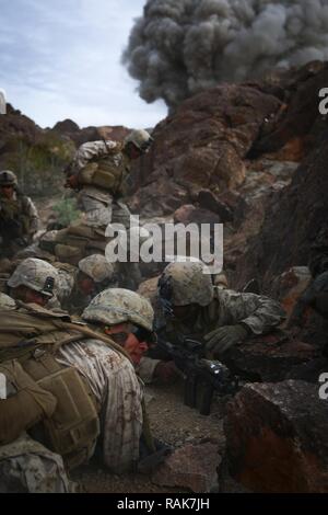 Marines affectés à la Compagnie Alpha, 1er Bataillon, 3e Régiment de Marines, se mettre à couvert pendant qu'un M1A2 torpille Bangalore explose au cours de l'exercice de formation intégrée (ITX) 2-17 à l'intervalle 400 à bord, Marine Corps Air Ground Combat Center, Twentynine Palms, California, le 6 février 2017. L'ITX est un exercice interarmes qui donne tous les éléments de la masse d'Air Maritime Task Force l'occasion d'utiliser les capacités au cours de missions de grande envergure pour devenir une force de combat plus prêt. 1/3 participe actuellement en tant que l'élément de combat au sol pour cet exercice. Banque D'Images