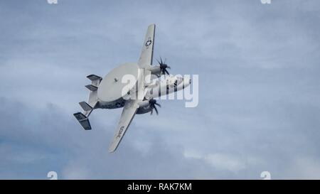 Océan Pacifique (fév. 9, 2017) Un E-2C Hawkeye l'alerte rapide et de contrôle des aéronefs affectés à la "Black Eagles" de système aéroporté de détection lointaine de l'opérateur (VAW) de l'Escadron 113 survole le porte-avions USS Carl Vinson (CVN 70) au cours d'une cérémonie de passation de commandement. Le groupe aéronaval du navire est sur un déploiement de l'ouest du Pacifique dans le cadre de la flotte américaine du Pacifique visant à étendre la commande et des fonctions de contrôle U.S. 3e flotte. Banque D'Images