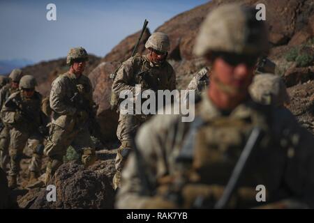 Marines affectés à la Compagnie Charlie, 1er Bataillon, 3e Régiment de Marines, de patrouiller tout en participant à un cours d'assaut de la société de tir réel au cours de l'exercice de formation intégrée (ITX) 2-17 à l'intervalle 400 à bord, Marine Corps Air Ground Combat Center, Twentynine Palms, California, le 8 février 2017. L'ITX est un exercice interarmes qui donne tous les éléments de la masse d'Air Maritime Task Force l'occasion d'utiliser les capacités au cours de missions de grande envergure pour devenir une force de combat plus prêt. 1/3 participe actuellement en tant que l'élément de combat au sol pour cet exercice. Banque D'Images