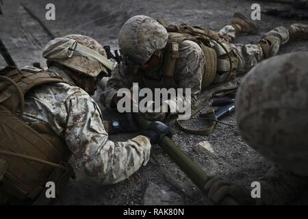 Marines affectés à la Compagnie Alpha, 1er Bataillon, 3e Régiment de Marines, configurer le M1A2 torpille Bangalore au cours de l'exercice de formation intégrée (ITX) 2-17 à l'intervalle 400 à bord, Marine Corps Air Ground Combat Center, Twentynine Palms, California, le 6 février 2017. L'ITX est un exercice interarmes qui donne tous les éléments de la masse d'Air Maritime Task Force l'occasion d'utiliser les capacités au cours de missions de grande envergure pour devenir une force de combat plus prêt. 1/3 participe actuellement en tant que l'élément de combat au sol pour cet exercice. Banque D'Images