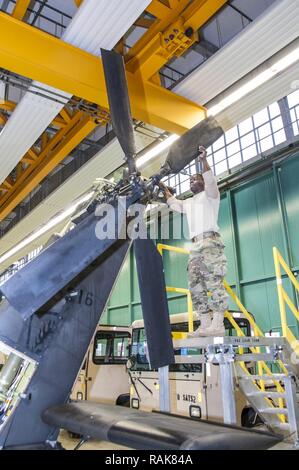 La CPS. Ainsworth L. Carridice avec Société Delta 1er Bataillon, 3e Régiment d'aviation d'attaque (Reconnaissance) procède à la phase de maintenance sur un hélicoptère AH-64 Apache à Katterbach Army Airfield, Allemagne, le 10 février 2017. Les inspections de maintenance phase se produire à intervalles réguliers sur tous les aéronefs afin de les maintenir opérationnels. Banque D'Images