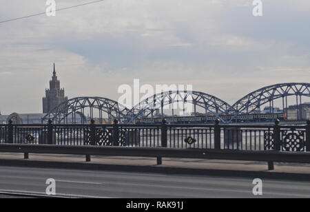 La rivière Daugava avec l'Académie des sciences de Lettonie gratte-ciel en arrière-plan. Riga, Lettonie Banque D'Images