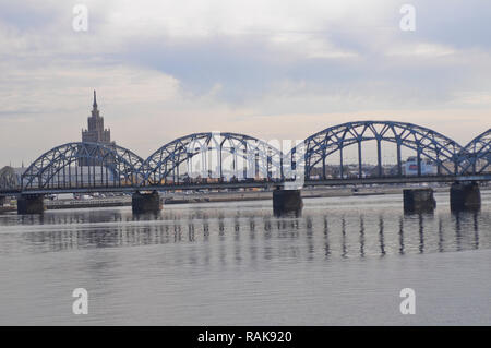La rivière Daugava avec l'Académie des sciences de Lettonie gratte-ciel en arrière-plan. Riga, Lettonie Banque D'Images