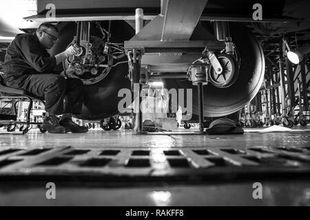 Tech. Le Sgt. Brandon Reed inspecte le train d'atterrissage d'un C-130H Hercules lors d'une inspection sur l'isochrone 14 février 2017, à la 179e Airlift Wing, Mansfield, Ohio. La 179e Escadre de transport aérien est toujours pour mission d'être le premier choix pour répondre à la communauté, de l'État fédéral et les missions d'une équipe de confiance d'aviateurs hautement qualifiés. Banque D'Images