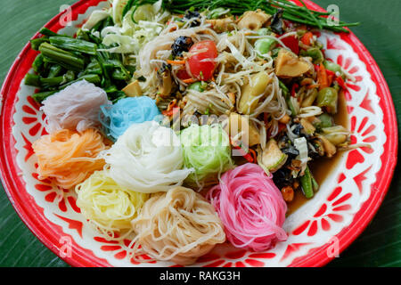 Couleur des nouilles ou vermicelles de nouilles de riz et salade de papaye avec légumes sur la plaque la feuille de banane contexte / Thai style épicé Banque D'Images