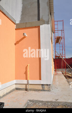 Maison de la peinture des murs. La construction de nouvelles maisons, étanchéité de fondations, d'épreuvage humide avec isolation chemin contrete pour éviter les fuites d'eau pour l'accueil wall Banque D'Images