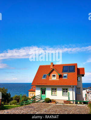 Maison individuelle moderne avec des toits de tuiles rouges et des panneaux solaires. Living donnant sur la mer Baltique sur l'île de Rügen. Banque D'Images