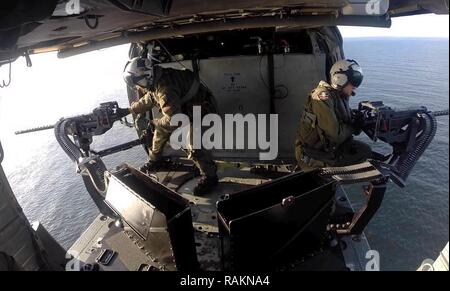 Mer de Chine du sud (fév. 21, 2017) Aircrewman Naval (hélicoptère) 1re classe Derik Richardson, droite, et Naval Aircrewman (hélicoptère) 2e classe Kevin Brodwater, tous deux attachés à l'Escadron d'hélicoptères de combat de la mer (HSC) 23 littoral embarquée à bord de la lutte contre le USS Coronado (LCS), 4 conduite d'un exercice de tir réel à bord d'un MH-60S Sea Hawk. Coronado est un navire de guerre rapide et agile sur mesure pour patrouiller les eaux littorales de la région et travailler à coque coque avec partner marines, fournissant à la 7ème Flotte américaine capacités souples dont elle a besoin maintenant et dans l'avenir. Banque D'Images