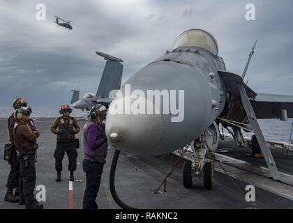 Le détroit de Luzon (fév. 18, 2017) marins affectés à la "catégorie bleue" de Blasters Strike Fighter Squadron (VFA) 34 un carburant F/A-18C Hornet sur le porte-avions USS Carl Vinson (CVN 70) poste de pilotage. Le groupe aéronaval du Carl Vinson est en fonction d'un programme de déploiement de l'ouest du Pacifique dans le cadre de la flotte américaine du Pacifique visant à étendre la commande et des fonctions de contrôle U.S. 3e flotte. Porte-avions de la marine américaine ont patrouillé la grève des groupes Indo-Asia-Pacifique régulièrement et systématiquement pour plus de 70 ans. Banque D'Images