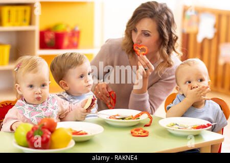 Les bébés de manger des aliments sains à l'école maternelle, garderie ou à la maison Banque D'Images