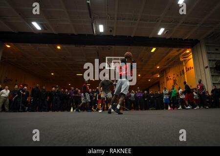 Océan Pacifique (fév. 19, 2017) marins participent à un 3-sur-3 tournoi de basket-ball dans la zone du porte-avions USS Theodore Roosevelt (CVN 71). Theodore Roosevelt est en ce moment au large de la côte de la Californie du Sud la conduite des opérations d'entraînement de routine. Banque D'Images