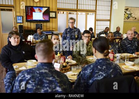 YOKOSUKA, Japon (fév. 22, 2017) de la Flotte du Pacifique américaine Master Chief Susan Whitman parle avec les marins pendant le déjeuner dans le joyau de l'Orient Mess général à bord d'activités liées à la flotte de Yokosuka. Whitman a écouté les préoccupations du marin et ont discuté des éléments qui ont une incidence sur la sûreté des navires et de préparation et le Marin a visité plusieurs commandes de la mer et à terre pour assurer le maximum de disponibilité des marins à bord et à terre dans l'ensemble de la flotte. Banque D'Images