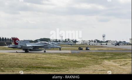 Marine américaine F/A-18 Super Hornet affectés des escadrons de grève 27 et 102 (VFA-27, VFA-102), Naval Air Facility Atsugi, au Japon, se préparer à lancer lors d'un exercice d'entraînement le 16 février 2017, à Kadena Air Base, au Japon. VFA-27 et VFA-102 a volé avec le 44e Escadron de chasse de Kadena au premier exercice de combat aériennes conjointes entre l'US Navy et d'escadrons de chasse de l'US Air Force en poste au Japon. Banque D'Images