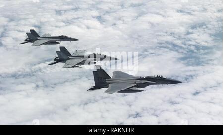 Un U.S. Air Force 44e Escadron de chasse F-15 Eagle et U.S. Navy Strike Fighter Squadron 27 et 102 (VFA-27, VFA-102) F/A-18 Super Hornet, attribué à Naval Air Facility Atsugi, au Japon, volent en formation lors d'une sortie de formation, 16 février 2017, sur l'océan Pacifique. L'amélioration de la formation conjointe de l'interopérabilité des forces américaines, qui sert à renforcer les capacités des services actifs pour défendre et alliés au Japon et dans le Indo-Asia théâtre du Pacifique. Banque D'Images