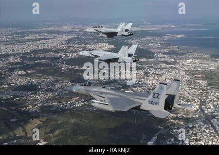 Un U.S. Air Force 44e Escadron de chasse F-15 Eagle et U.S. Navy Strike Fighter Squadron 27 et 102 (VFA-27, VFA-102) F/A-18 Super Hornet, attribué à Naval Air Facility Atsugi, au Japon, volent en formation après une formation sortie le 16 février 2017, sur Okinawa. Les combats air-air a marqué le premier exercice de formation conjointe entre la Marine et la Force aérienne des escadrons stationnés au Japon. Banque D'Images