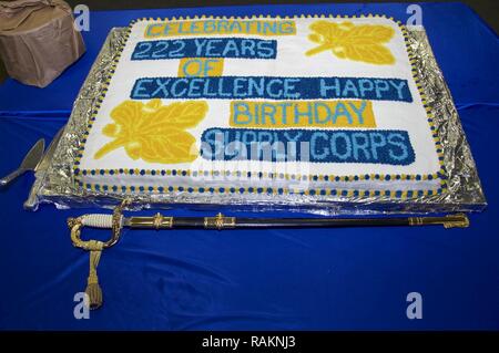 SASEBO, Japon (fév. 23, 2017) Les spécialistes culinaires à bord du navire d'assaut amphibie USS Bonhomme Richard (DG 6) cuit un gâteau pour célébrer le 222e anniversaire du Corps de l'offre. Bonhomme Richard, l'avant-déployé à Sasebo, au Japon, est au service de l'avant pour avoir une capacité d'intervention rapide en cas de catastrophe naturelle ou d'urgence régionaux. Banque D'Images