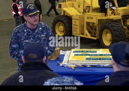 SASEBO, Japon (fév. 23, 2017) Le Cmdr. George Clark, officier d'approvisionnement du navire d'assaut amphibie USS Bonhomme Richard (DG 6), parle de fournir au personnel du ministère lors d'un 222e anniversaire du Corps Alimentation célébration dans le hangar du navire. Bonhomme Richard, l'avant-déployé à Sasebo, au Japon, est au service de l'avant pour avoir une capacité d'intervention rapide en cas de catastrophe naturelle ou d'urgence régionaux. Banque D'Images