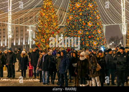 Moscou, Russie - 2 janvier. 2019. Beau Sapin sur la place Loubianka pendant le festival Voyage à Noël Banque D'Images