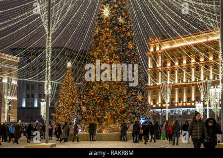 Moscou, Russie - 2 janvier. 2019. Beau Sapin sur la place Loubianka pendant le festival Voyage à Noël Banque D'Images